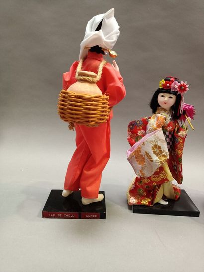 null 
Three Asian dolls in terracotta. 




With bases and boxes of damaged origins....