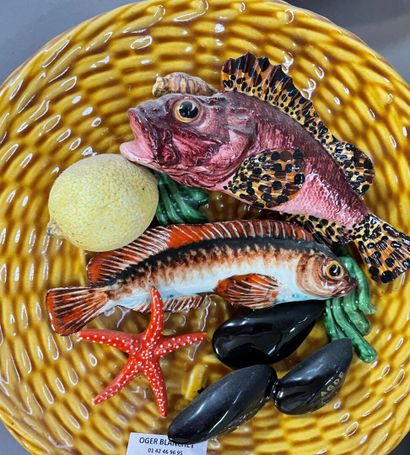 null Lot de quatre assiettes décoratives aux poissons ou aux fruits,

Diam : 29,...
