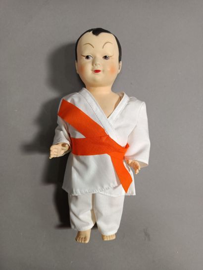 null 
Two Asian dolls :




JUDOKA PETIT COLIN : 24 cm.




With certificate. 




DOLLS...
