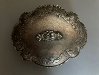 null 
Box of poly-lobed shape in silver 800°/°° with chased decorations of leaves...