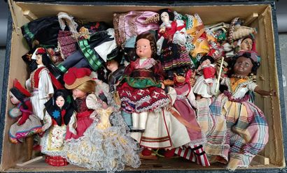 
Très fort lot de diverses poupées traditionnelles...