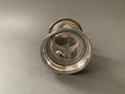 null Silver pepper pot with rocaille decoration.

Gross weight : 176.07 gr

Punches:...
