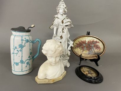 
Small lot of various trinkets of which bust...