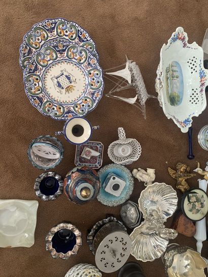 null Strong lot of trinkets including porcelain, decorative elements, glassware,...