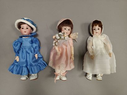 
Lot de trois poupées, la tête en biscuit,...