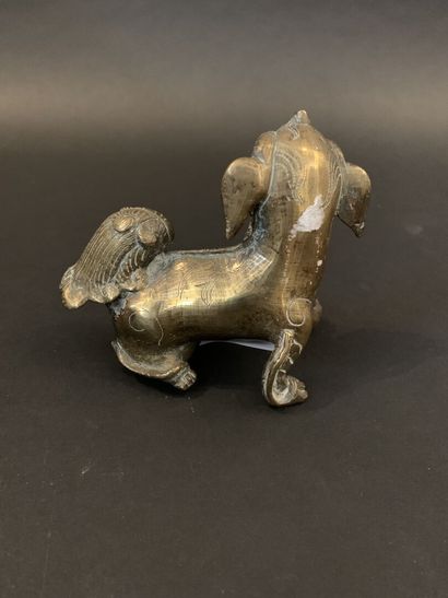 null Chimère en bronze argenté. 

Chine, vers 1900. 

H : 7 cm 



On joint : 

Chimère...