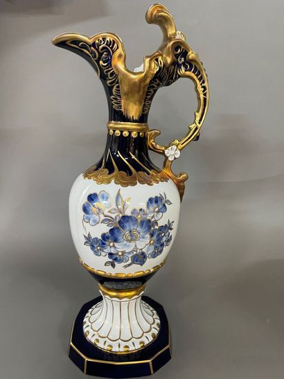 Important porcelain ewer with flowers decoration.

H...