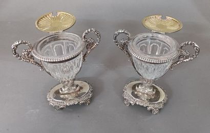 null 
Pair of mustard pots in silver, the cut glass cup.




Marked with a bearded...