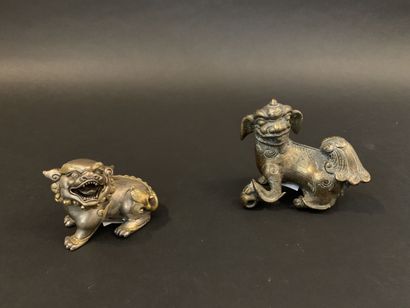 null Chimera in silver plated bronze. 

China, around 1900. 

H : 7 cm 



We join...