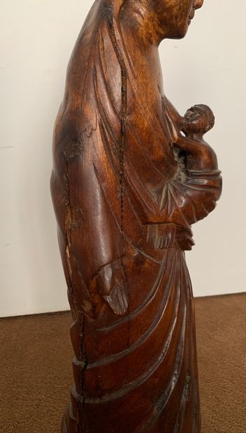 null 
Statue en bois sculpté monoxyle représentant une Vierge à l'Enfant. 

Style...