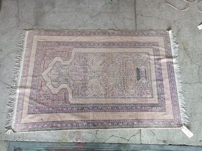null 
Lot of mechanical wool carpets with various designs. 




Wear. 




180 x...