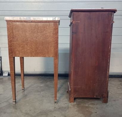 null 
Pair of bedside tables in wood, with marble top. 




Around 1940. 




80...
