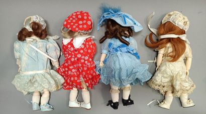 null 
Lot de poupées comprenant : 




- Quatre poupées, la tête en biscuit, monogrammées...