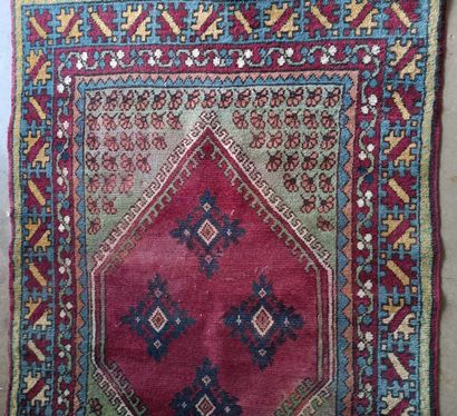 null 
Lot of eight woolen carpets with various designs. 




Wear. 




175 x 126...