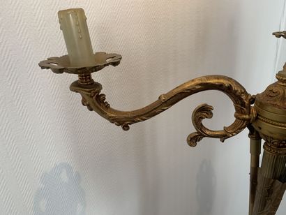 null 
Lampadaire en métal doré à trois lumières. 




Style Louis XVI. 




H : 138...