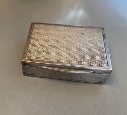 null 
-Rectangular silver pill box with guilloche lid and vermeil interior.


1,5...
