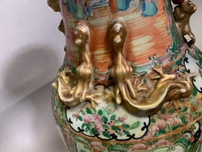 null 
Paire de vases balustre en porcelaine richement décoré de scènes traditionnelles...