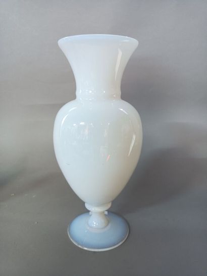Vase en verre opalin blanc. 

XIXème siècle.

H...