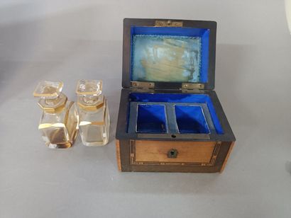 null Box with two bottles with gilding decoration. 

9,5 x 11 x 10 cm.