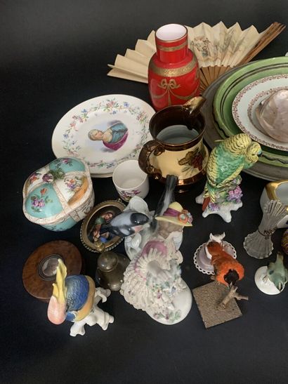 null 
Lot of ceramic trinkets including sugar bowl, cutlery, statuettes, plates,...