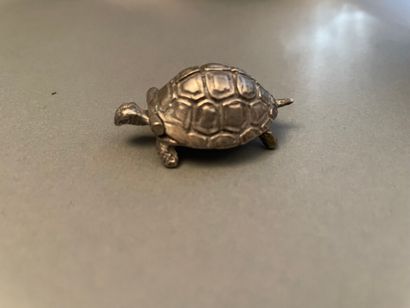 null Petite tortue formant pilulier en argent 800°/°°

1,5 x 4 x 2 cm