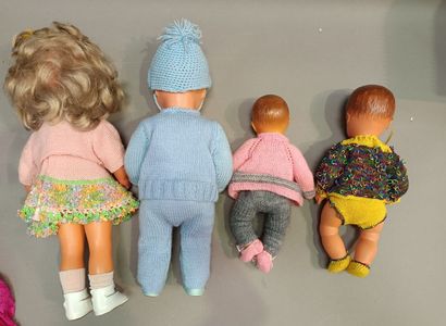 null 
Quatre poupées dont deux de marque GEGE. 




BR6 bébé : 33 cm.




B55B fillette,...