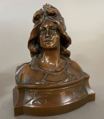 null 
Attributed to Marcel C. RENARD (1893-1974).




Two busts of young women.




Pair...