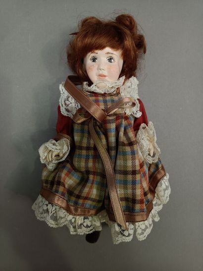 null 
Lot of dolls including: 




- KATHE KRUSE doll, painted eyes. 




With its...