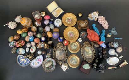 null Fort lot d'objets de vitrine dont une collection d'oeufs, miniatures et divers...