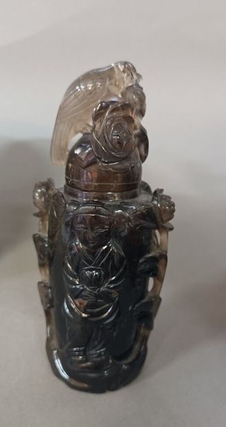 null Vase couvert en quartz fumé sculpté de feuillages. 

Chine XXème siècle.

Accidents.

H...