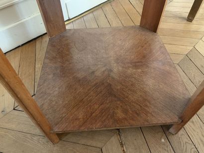null 
Table bout de canapé en bois de forme carrée à quatre pieds reliés par une...