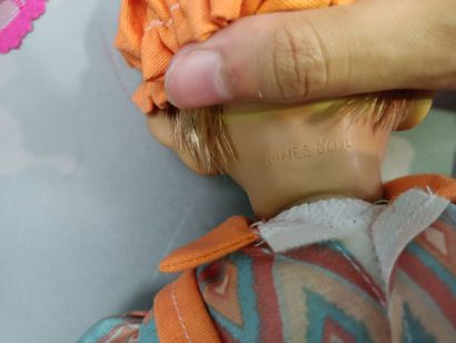 null 
Trois poupées : 




Une poupée de marque NINES D'ONIL en celluloïd : 40 cm.




Avec...