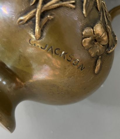 null 
Petit pichet en bronze ciselé de fleurs en relief signé C. JACKSON.




H :...