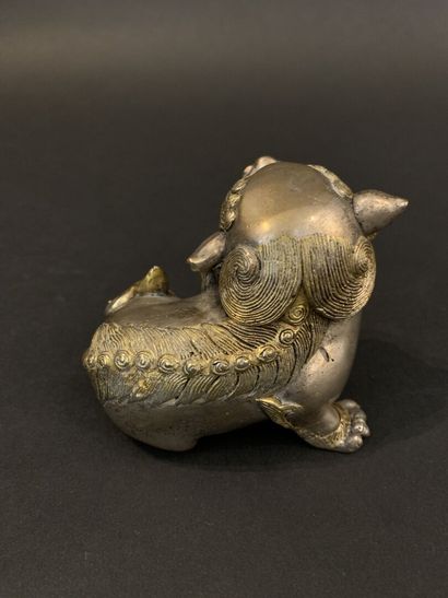 null Chimère en bronze argenté. 

Chine, vers 1900. 

H : 7 cm 



On joint : 

Chimère...