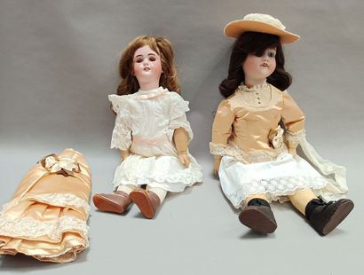 
Deux poupées marquées, la tête en biscuit,...