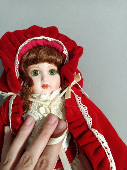 null Petite poupée entièrement en biscuit, vêtement en panne de velours rouge. 

Avec...
