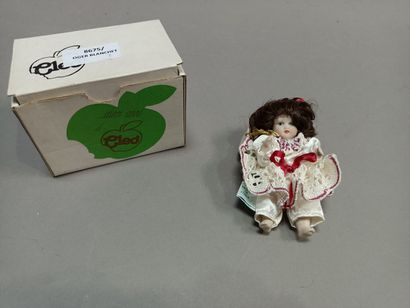 null 
Lot of five dolls, some with bisque head and closed mouth. 




Italian doll...