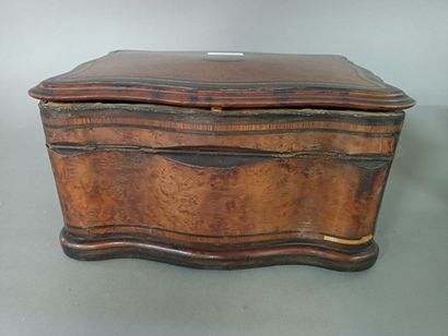 null Walnut burr veneer box with a moving shape. 

19th century.

With key. 

Accidents....