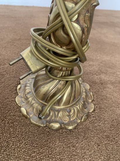 null Pied de lampe en bronze doré à trois bras de lumière. 

Style rocaille. 

H...