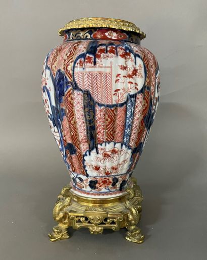 null 
Vase ovoïde en porcelaine à côtes à décors dans le goût Imari, monture en bronze...