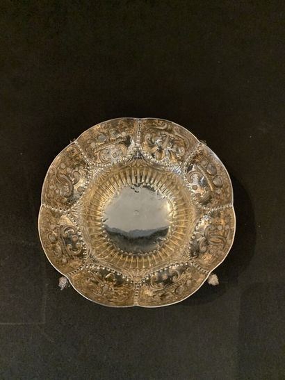 null 
A richly decorated silver bowl resting on four openwork feet. 




Weight :...