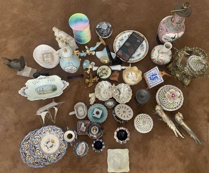 null Strong lot of trinkets including porcelain, decorative elements, glassware,...