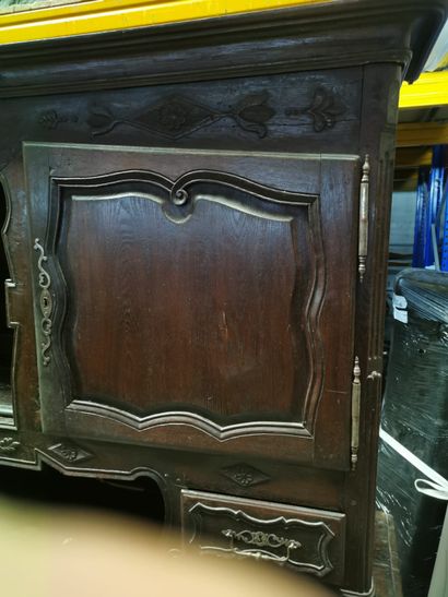 null 
Important dresser in natural wood patina, the upper part with two doors, two...