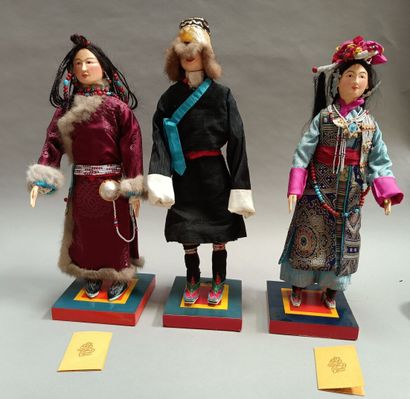 null 
Six poupées tibétaines en argile et papier en tenue traditionnelle. 




Avec...