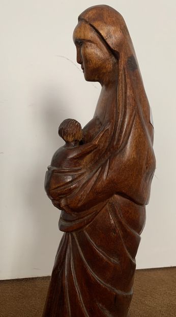 null 
Statue en bois sculpté monoxyle représentant une Vierge à l'Enfant. 

Style...
