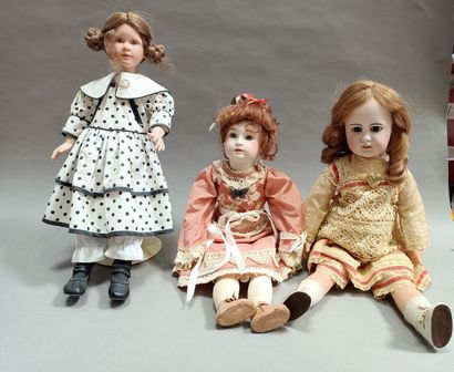 
Cinq poupées, la tête en biscuit marquées...
