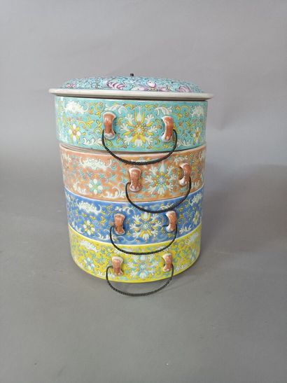 null 
Picnic box in polychrome enamelled porcelain with flowers. 




China early...