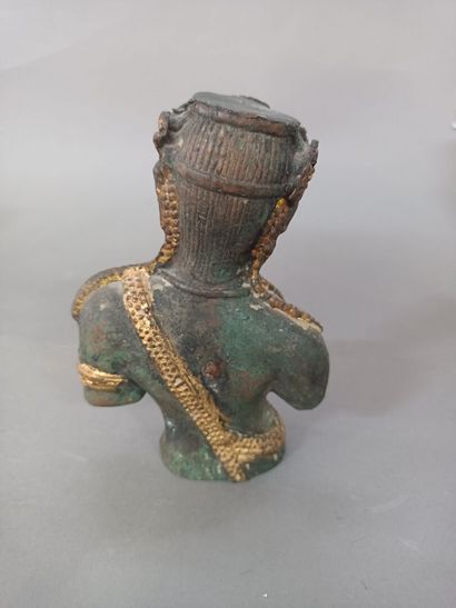 null Statuette de Bouddha en bronze. 

Oxydations. 

H : 17 cm