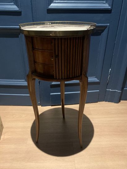 Table drum in wood veneer with a flap to...