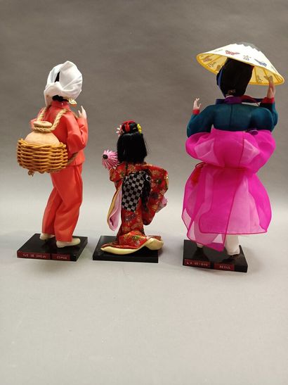 null 
Trois poupées asiatiques en terre cuite. 




Avec socles et boîtes d'origines...